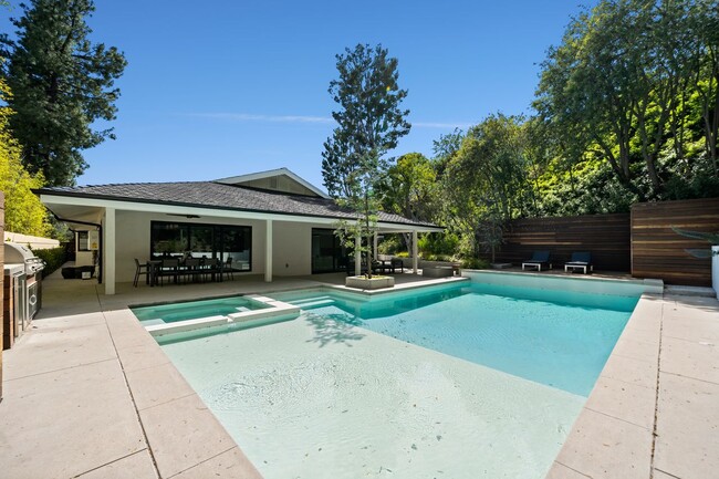 Building Photo - 16105 Clear Oak Dr