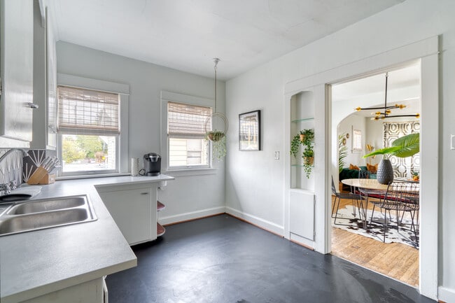 Building Photo - 2215 SE Powell Blvd