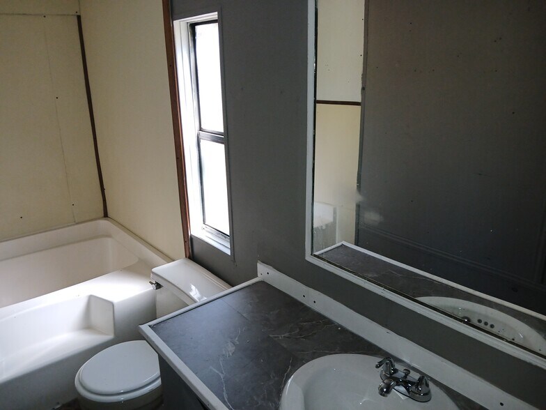 Building Photo - 1038 Viking Ct