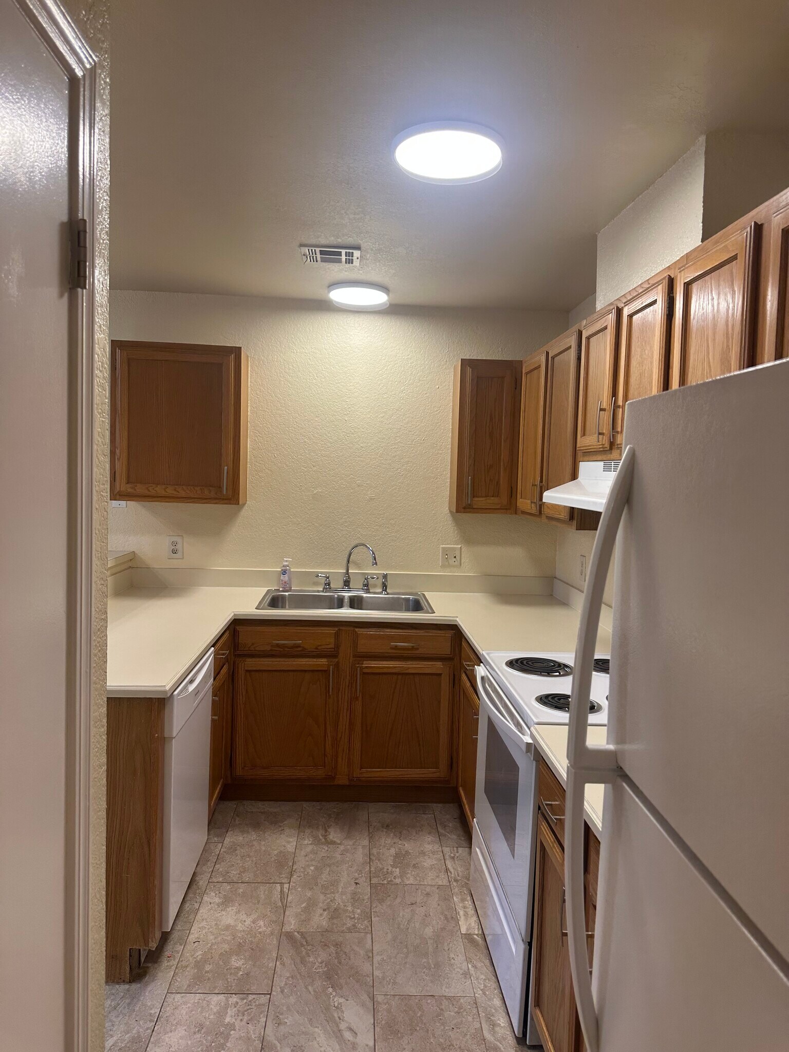 Building Photo - 9810 Walnut Ln