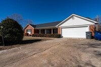 Building Photo - 4 Bedroom Home Available For Immediate Move In!!