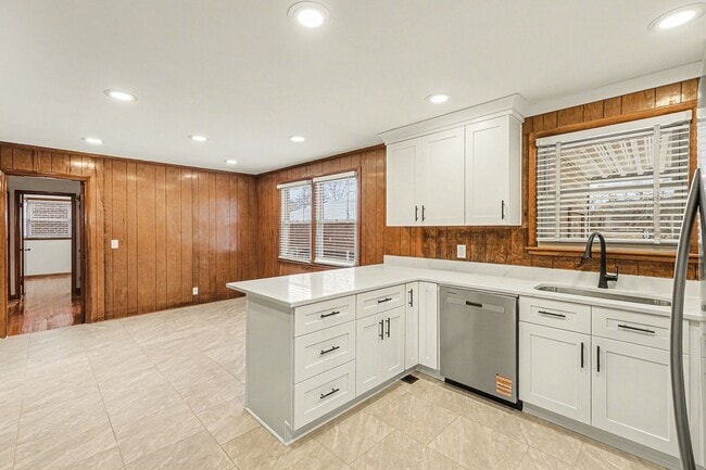 Building Photo - 3 Bedroom w/Den, 2.5 Bath-