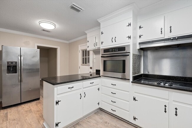 Building Photo - GREAT LOCATION AND MOVE IN READY