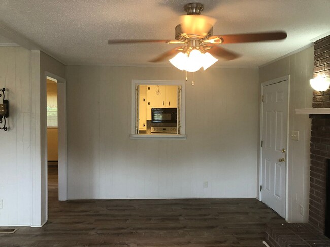 Building Photo - 3 Bedroom 1,5 Bathroom Chester SC  No Wate...