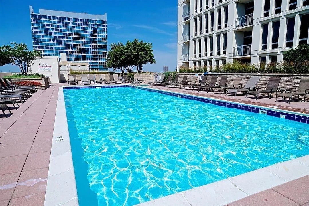 Swimming pool - 1400 S Michigan Ave