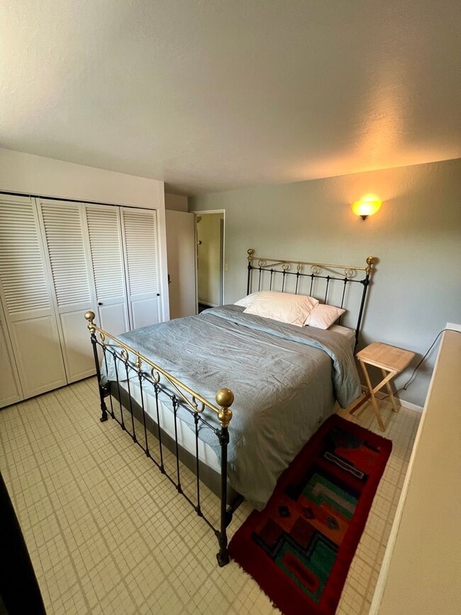Building Photo - Available Nov 1st / Furnished / 1-Car Gara...