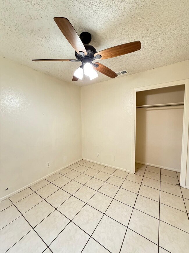 Building Photo - 1507 Agave Dr