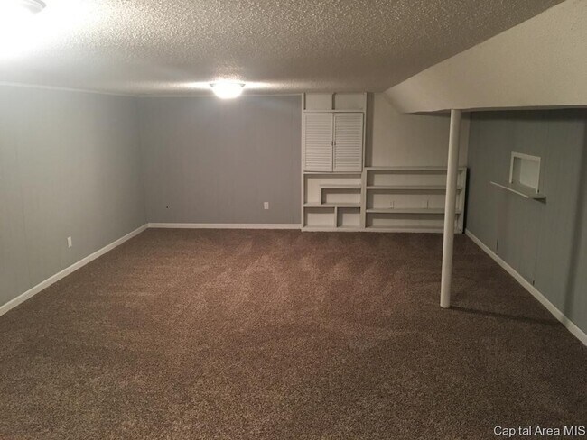 Building Photo - Beautiful 3 Bedroom Mid Century Modern Hom...