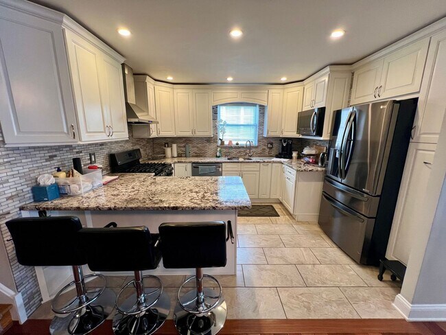 Building Photo - Gorgeous 4-Bedroom Townhome with One-Car Garage! Available NOW!