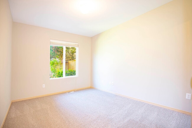 Building Photo - 34604 Cranberry Ct SE