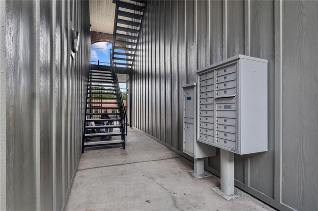 Building Photo - 1115 N Leverett Ave