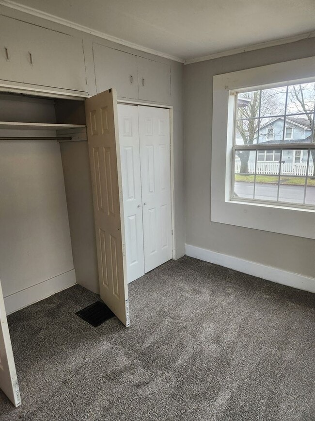 Building Photo - Great 4 bdrm Family Home!!! New carpet & paint!!