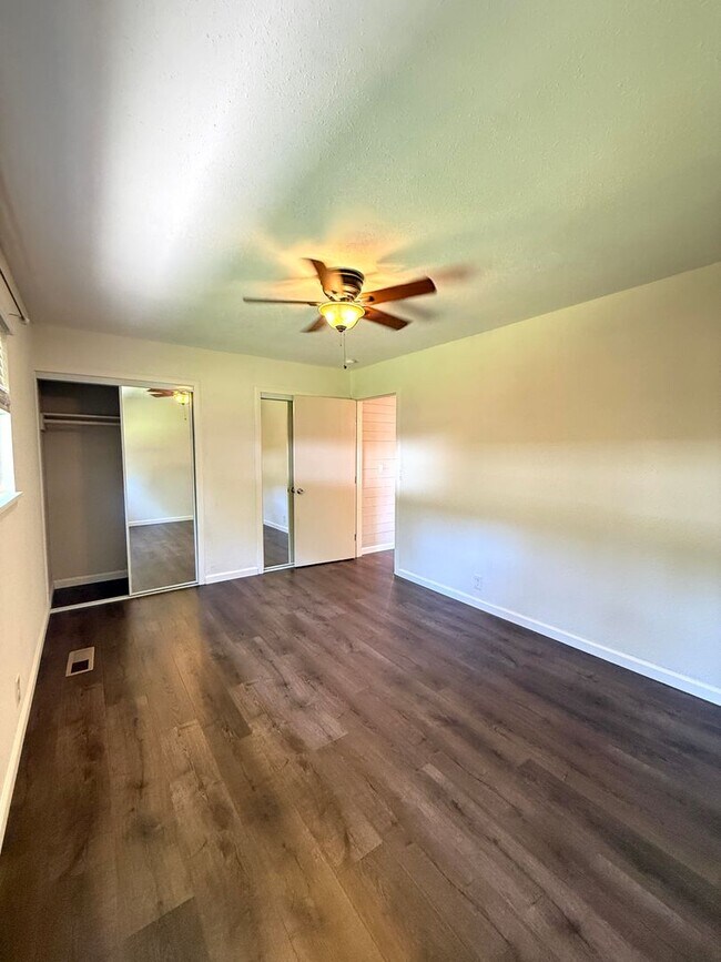 Building Photo - Beautiful 3 Bedroom, 2 Bathroom Rogue River Rental