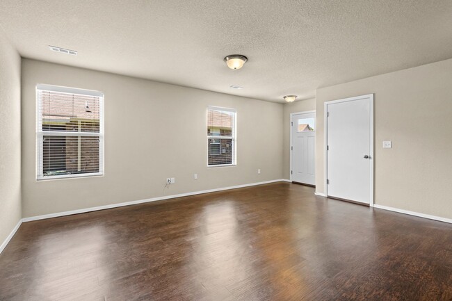 Building Photo - Beautiful and Spacious Home!