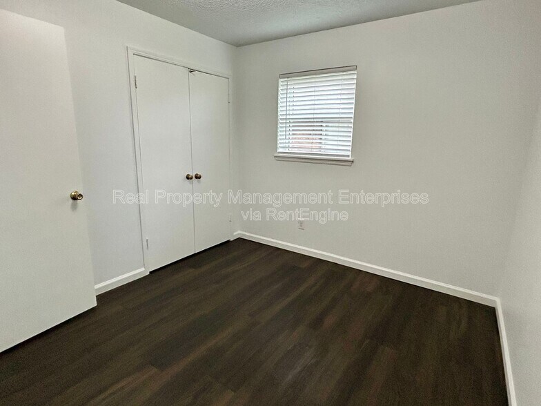 Building Photo - 633 Lotus Ave