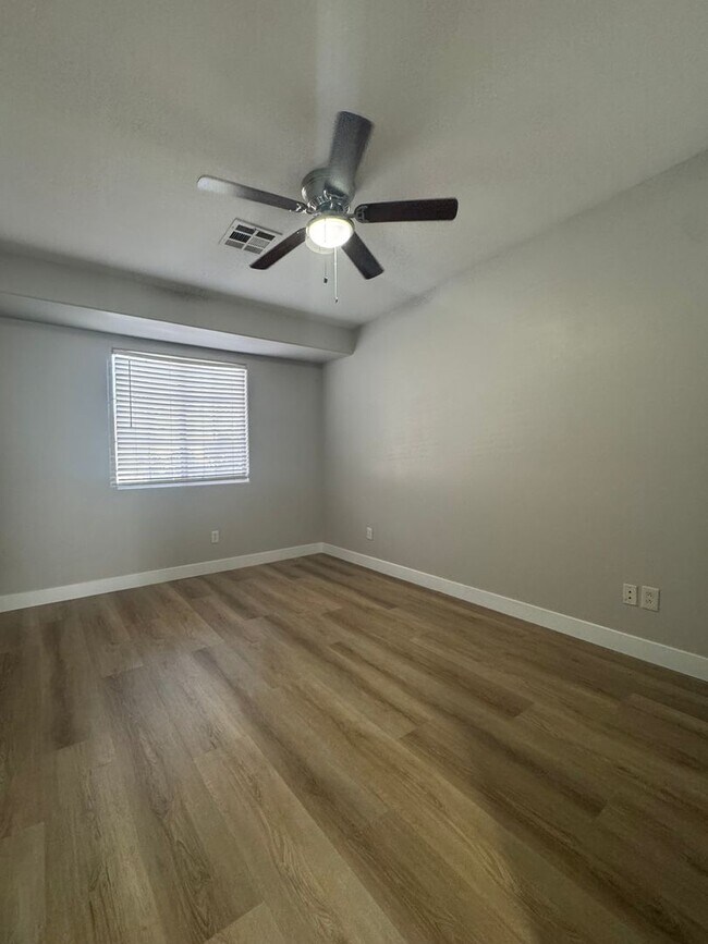 Building Photo - Nice, upgraded Town Home 3br, 3bath, 2cg.