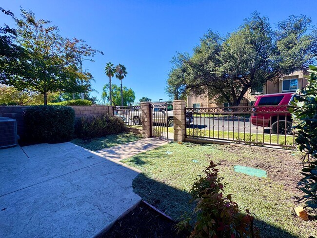 Building Photo - Beautiful remodeled 3 bedroom townhome in ...