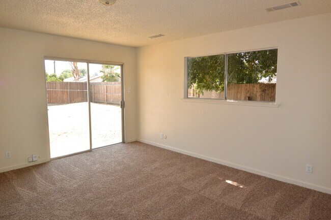 Building Photo - 1641 W Whitendale Ave