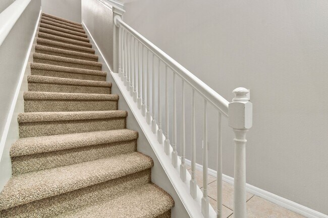 Building Photo - 4/2.5 Town Home w/ Loft and Office in Harr...