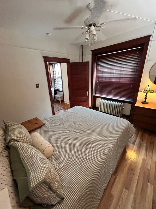 Building Photo - 2 bed 1 bath Cap Hill Condo w/Parking!