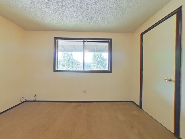 Building Photo - 2 Bedroom 4-Plex ~ South Corvallis ~ Small...