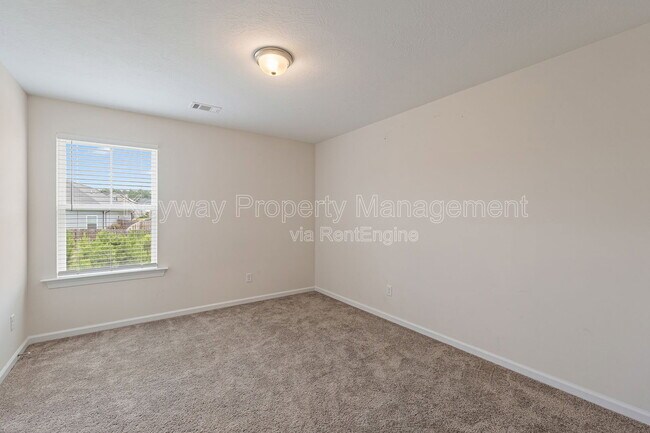 Building Photo - 585 Hampton Dr