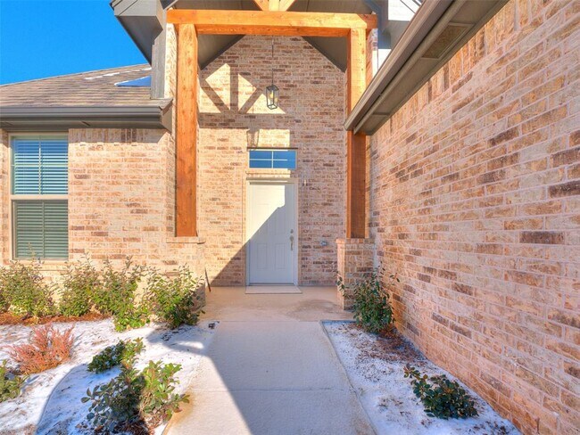 Building Photo - 1325 Monterey Dr