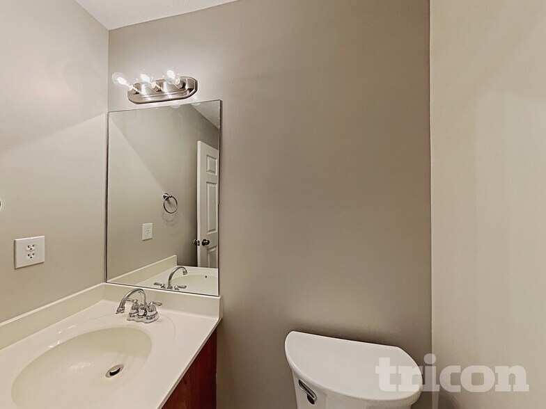 Building Photo - 5013 Claude Dr