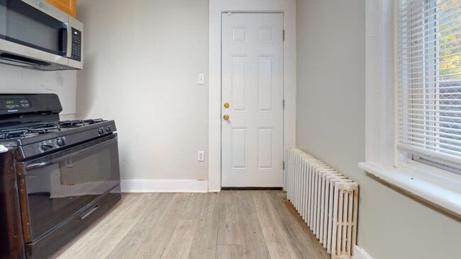 Building Photo - Contemporary 2 Bedroom Townhome w/ Updated Kitchen & Washer/dryer