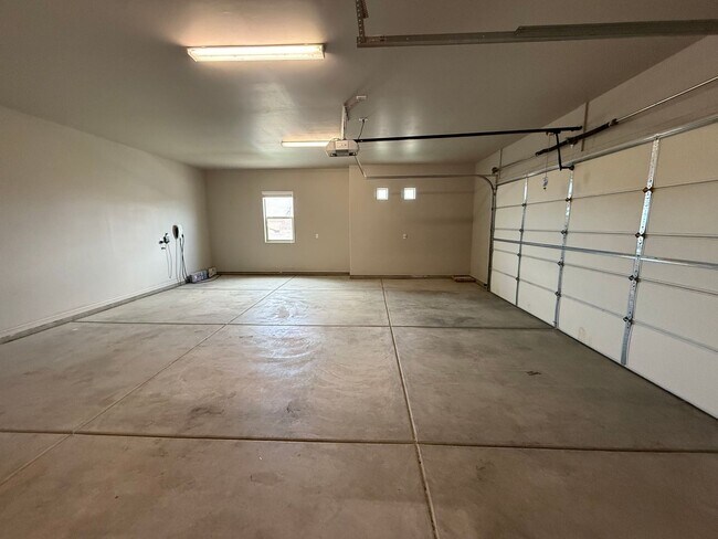 Building Photo - 4 Bedroom in Villa Chaparral!