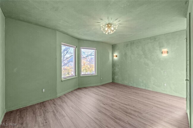 Building Photo - 1928 W 48th St