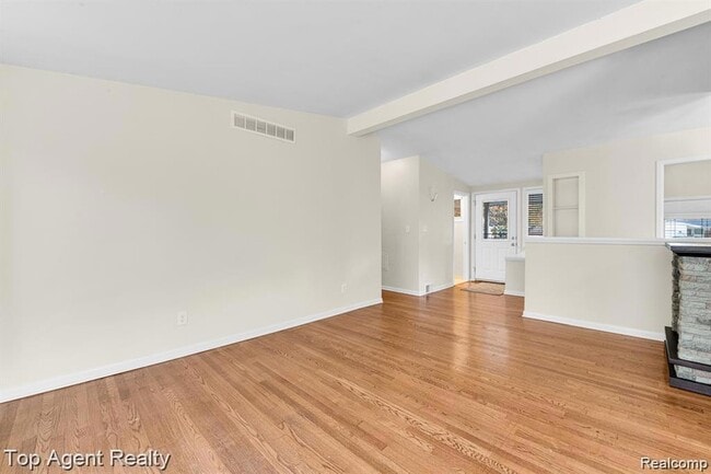 Building Photo - 881 Brooklawn Dr