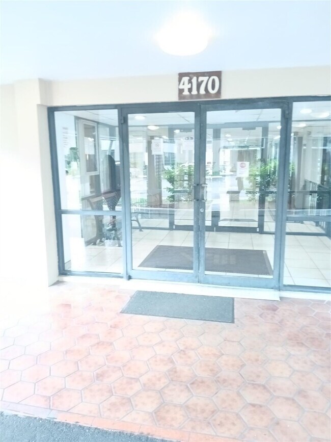 Building Photo - 4170 Inverrary Dr