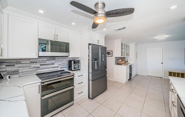 Building Photo - 2180 Dolphin Blvd S