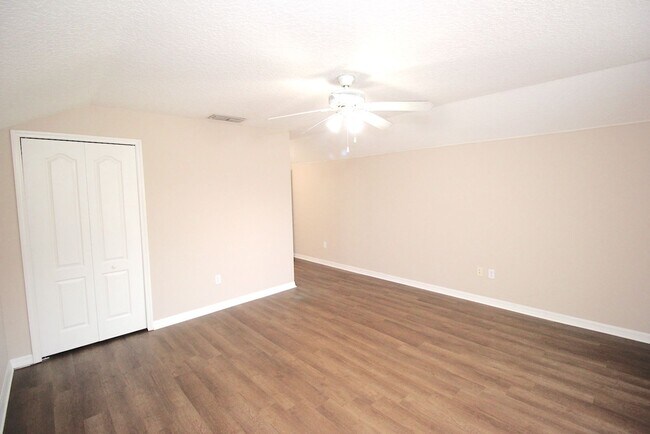 Building Photo - Huge 4 Bed 3 Bath Home w FENCED YARD and SCREENED LANAI for Rent!