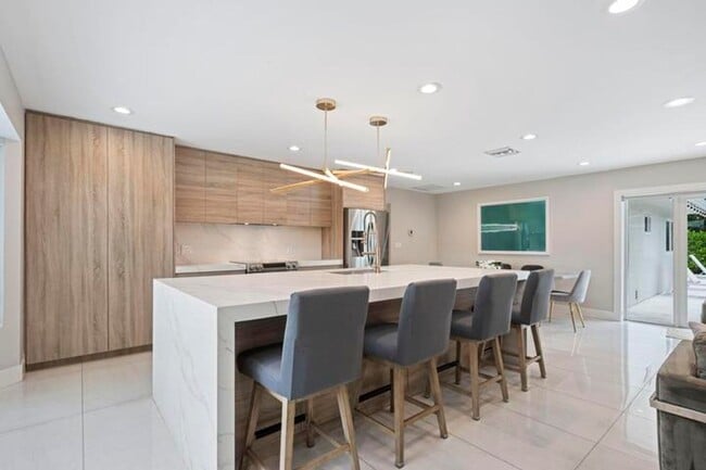 Building Photo - 2112 NE 32nd Ave