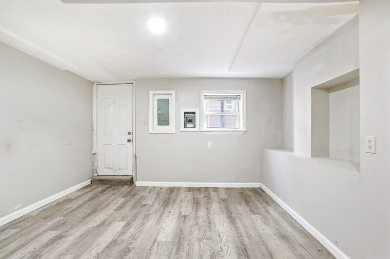 Building Photo - 2645 N Charles St