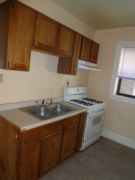 Kitchen - 8009 S Phillips Ave