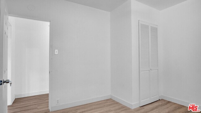 Building Photo - 472 N Ezra St