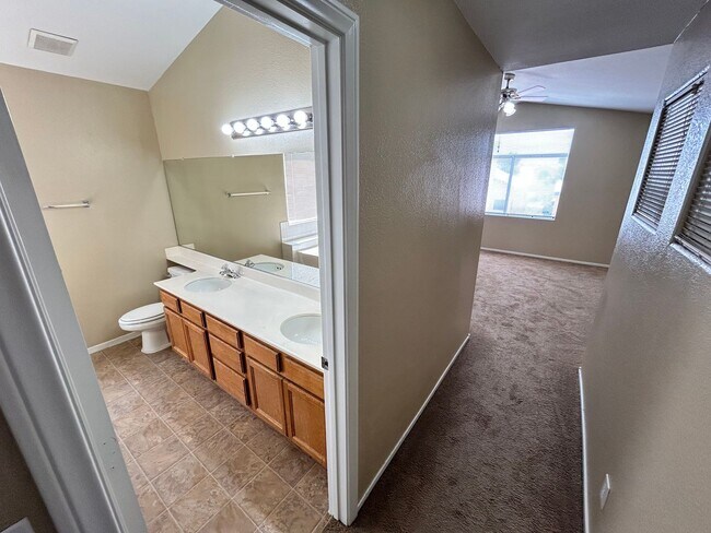 Building Photo - Gorgeous 4-bedroom home with a pool!