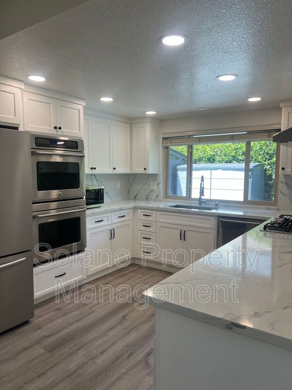 Building Photo - 142 Hillview Dr