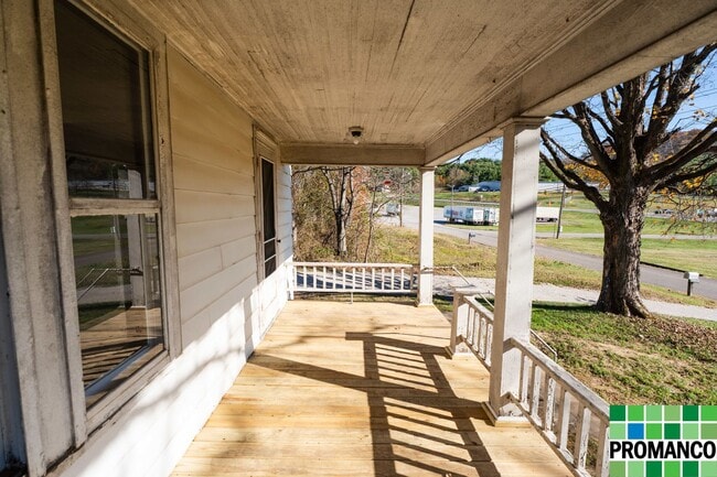 Building Photo - Southern Style Charming 3-Bedroom Farmhouse