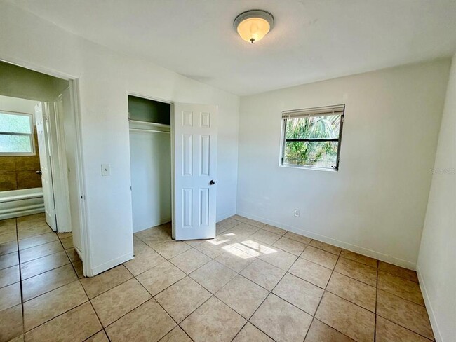 Building Photo - 4627 19th Ave S