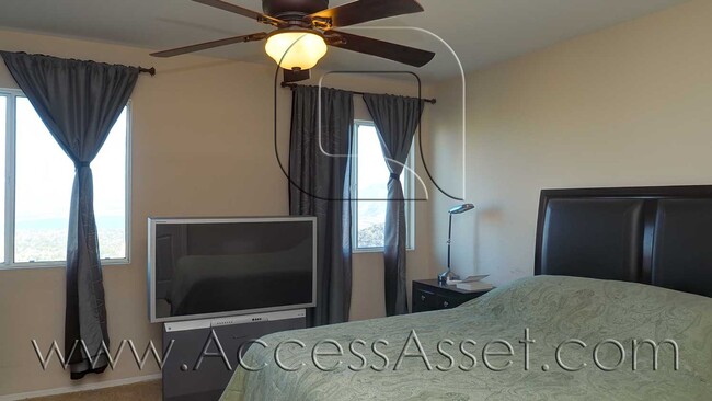 Building Photo - Large 4 Bed/3 Bath Home with an Incredible...