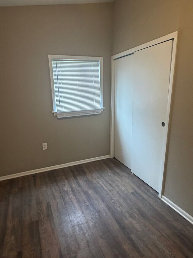 Building Photo - 3320 Ridgeland Dr