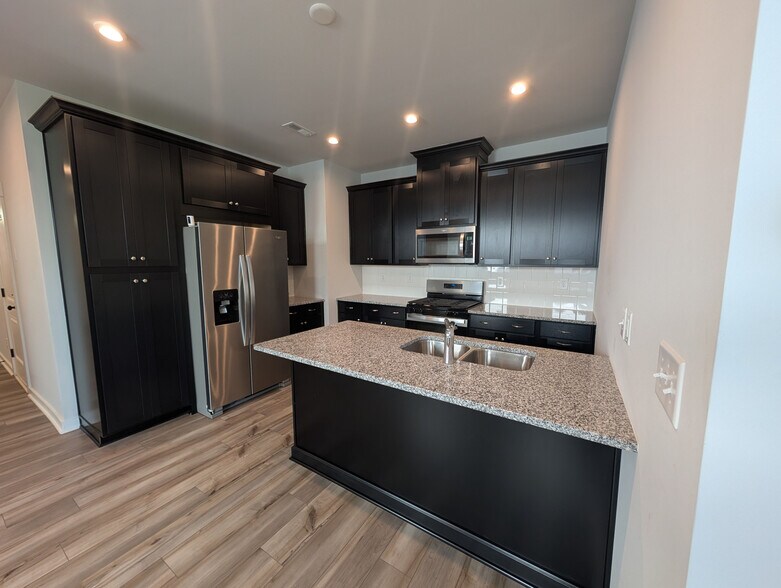Building Photo - Room in Townhome on Munsing Dr