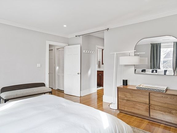 Building Photo - "Spacious 2-Bed, 2-Bath Gem with Hardwood ...