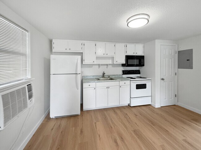 Building Photo - 204 2nd St