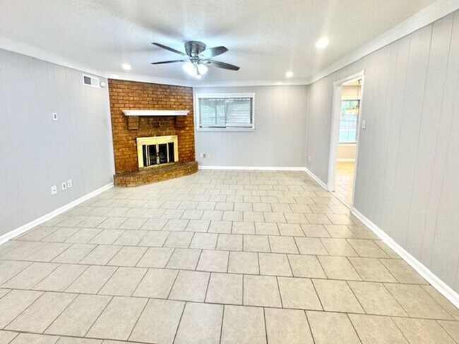 Building Photo - OPEN HOUSE! Renovated Bartlett Home- Highl...