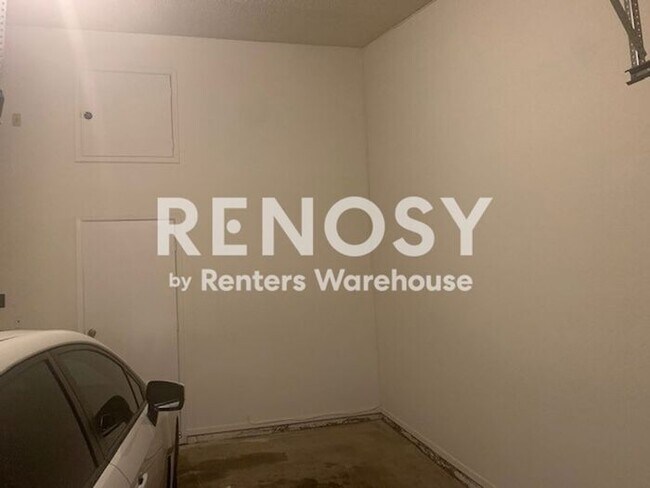 Building Photo - Ideal 2 BD/2 BA/2 CG Townhome with Community Pool Near Olive & 67th in Peoria!